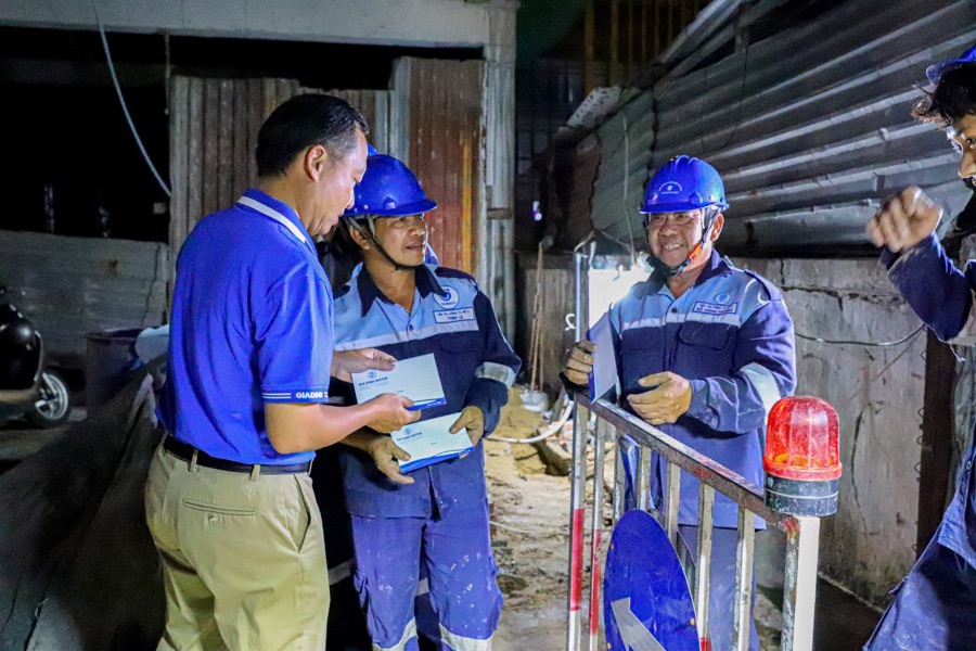 Ban lãnh đạo và các đoàn thể Công ty Cổ phần Cấp nước Gia Định thăm, động viên cán bộ công nhân viên làm việc ban đêm